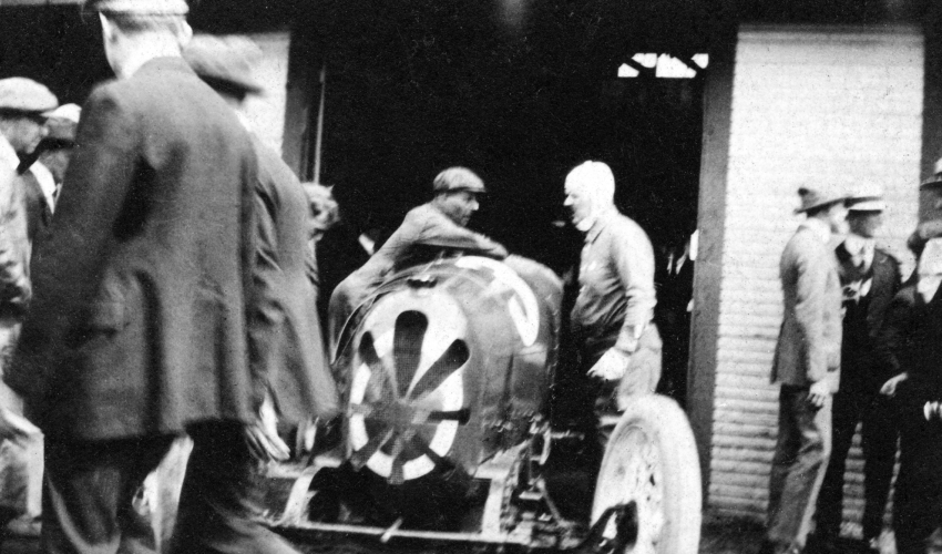 1920-Louis-Chevrolet-Garage