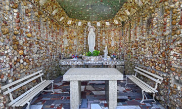 Jasper Grotto by Lee Lewellen